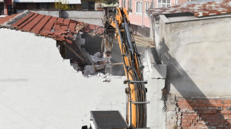 Bursa Osmangazi'de ruhsata aykırı yapılar yıkılıyor!
