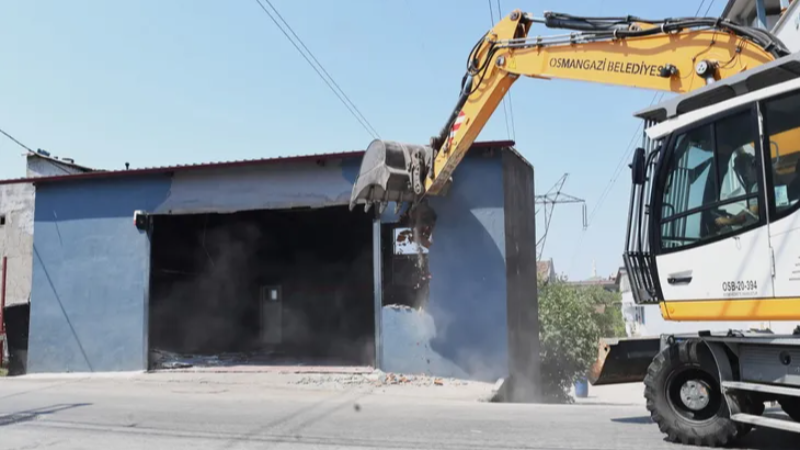 Bursa Osmangazi'de tehlike saçan o iş yeri yıkıldı