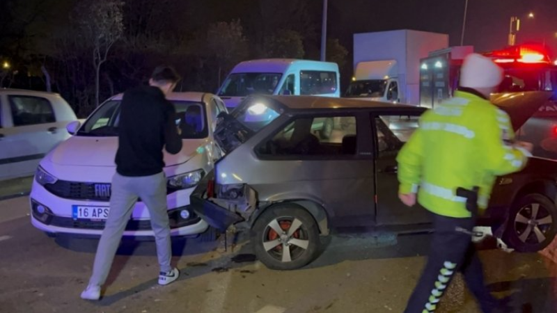 Bursa Paşaçiftliği'nde ortalık karıştı; 3 araca vurdu...