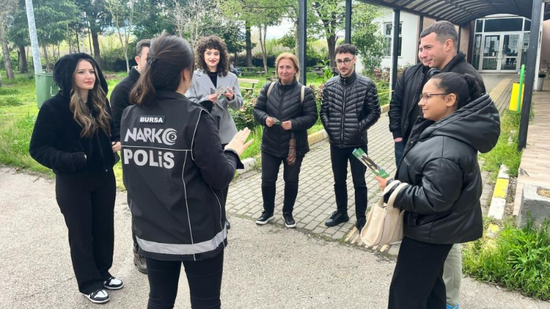 Bursa Polisi vatandaşı bilgilendirmeye devam ediyor