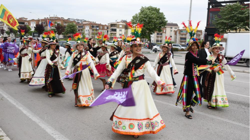Bursa sokaklarında gençlik coşkusu