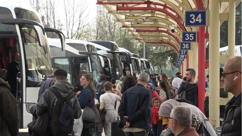 Bursa Terminali'nde iğne atsan yere düşmez!