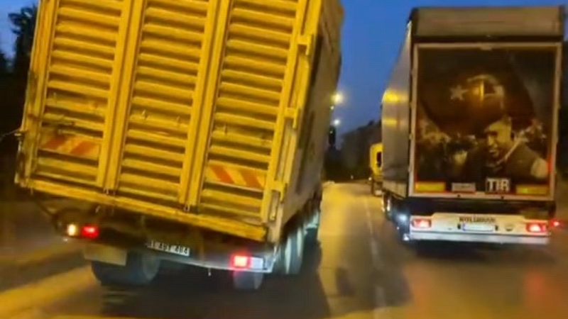 Bursa trafiğinde inanılmaz görüntü; Tehlike saçtı