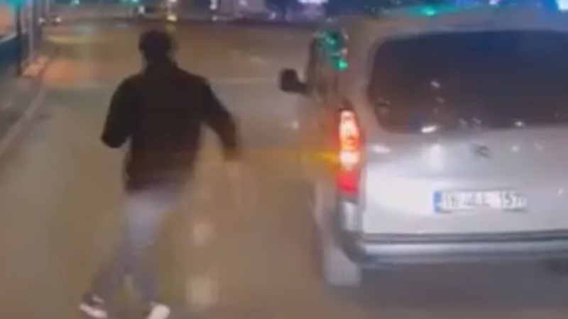 Bursa trafiğinde neler oluyor neler; Baltayla saldırdı