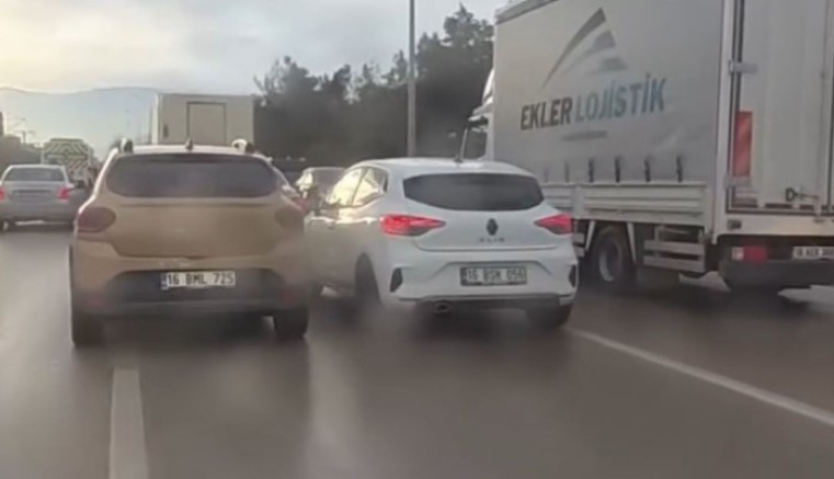 Bursa trafiğinde neler oluyor neler; Şeridi paylaşamadılar