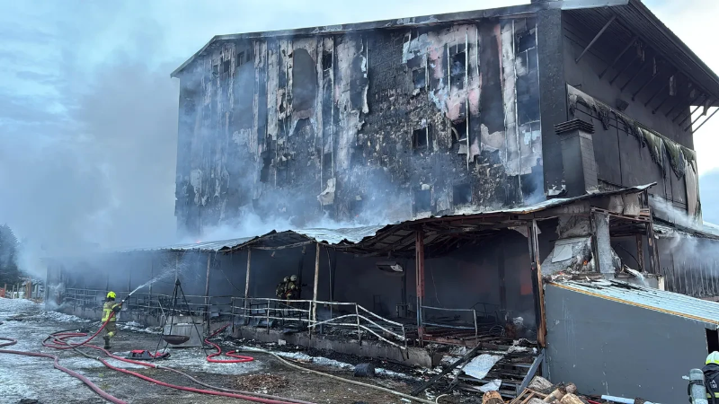 Bursa Uludağ'da otel yangını kontrol altına alındı: Küle döndü!