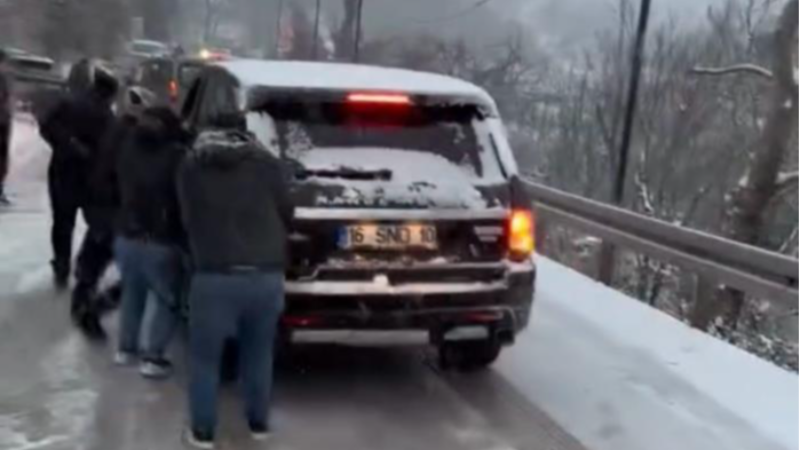 Bursa Uludağ'da zor anlar; Onlarca kişi yardım etti