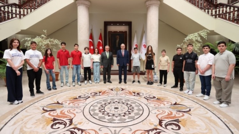 Bursa Valisi Ayyıldız başarılı öğrencileri ağırladı