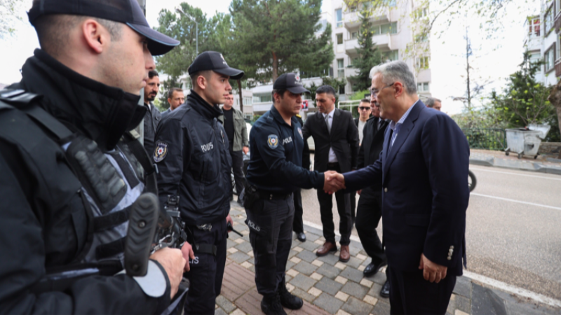 Bursa Valisi Ayyıldız, görev yapan ekipleri bayramda yalnız bırakmadı