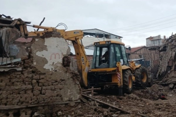 Bursa Yenişehir'de metruk binalar yıkılıyor
