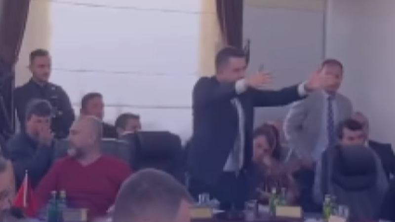 Bursa Yenişehir'de olay var; Meclis toplantısı karıştı...