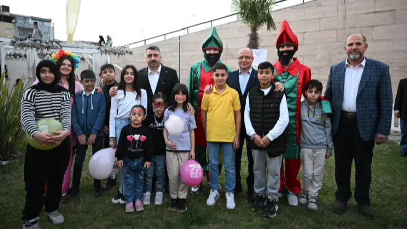 Bursa Yıldırım'da anlamlı iftar; Yetim çocukların yüzü güldü