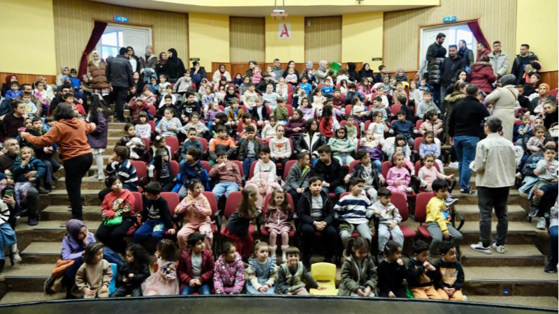 Bursa Yıldırım'da çocuklar çok mutlu; Ücretsiz tiyatro...