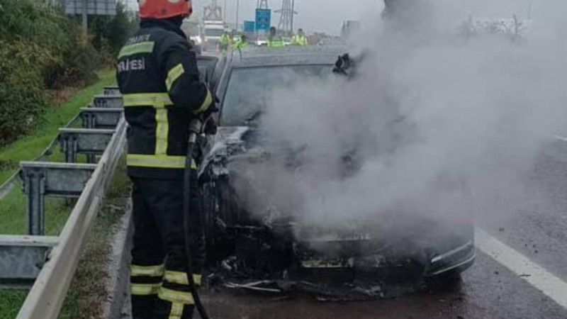 Bursa yolunda seyir halindeki araç alev aldı!