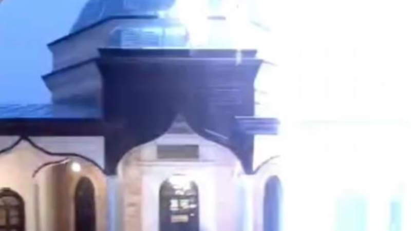 Bursa'da  Emirsultan Camii’nin kubbesine yıldırım düştü