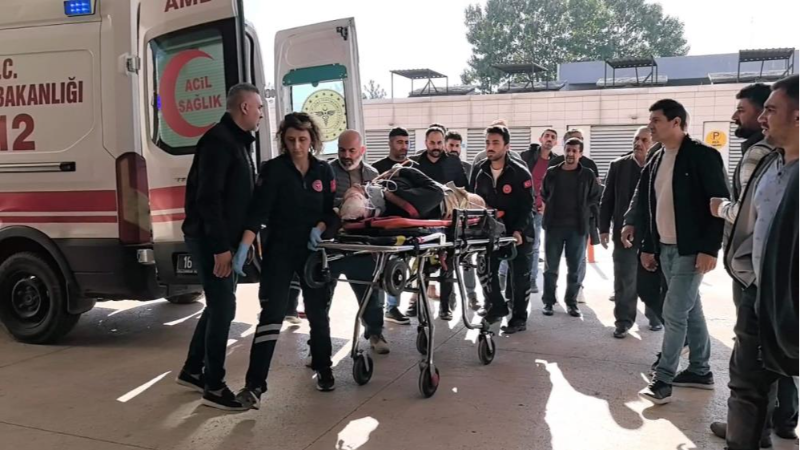 Bursa'da  iskelenin altında kalan işçinin zor anları
