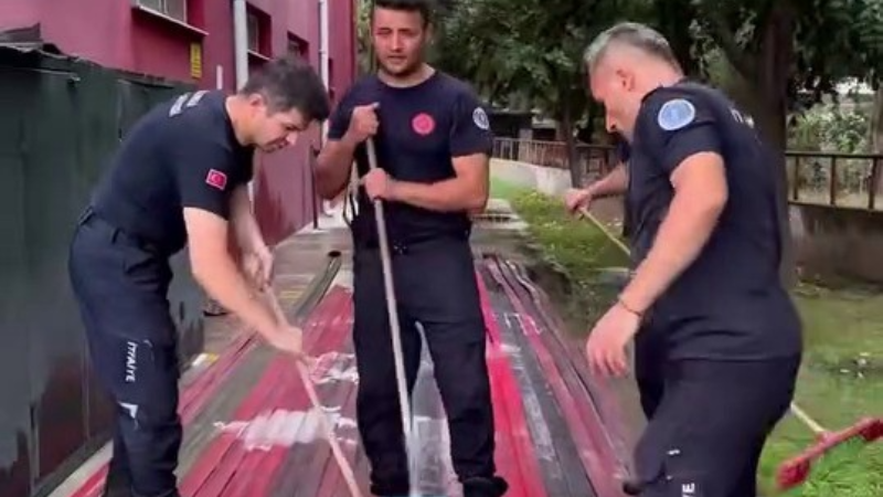 Bursa'da  itfaiyecilerin özverili temizliği takdir topladı