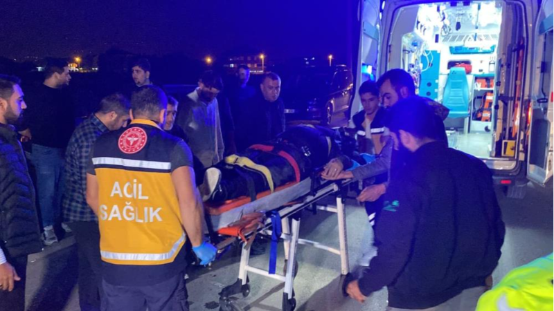 Bursa'da  kontrolden çıkan motosiklet kaldırma çarptı