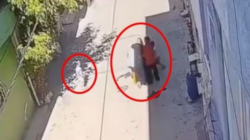Bursa'da  kucağında çocuğu olan anneyi tekme tokat darp ettiler