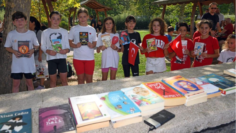 Bursa'da 1 kitap 1 fidan kampanyasına büyük ilgi