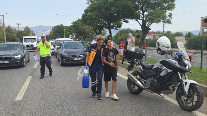 Bursa'da 3 araç birbirine girdi, ortalık karıştı