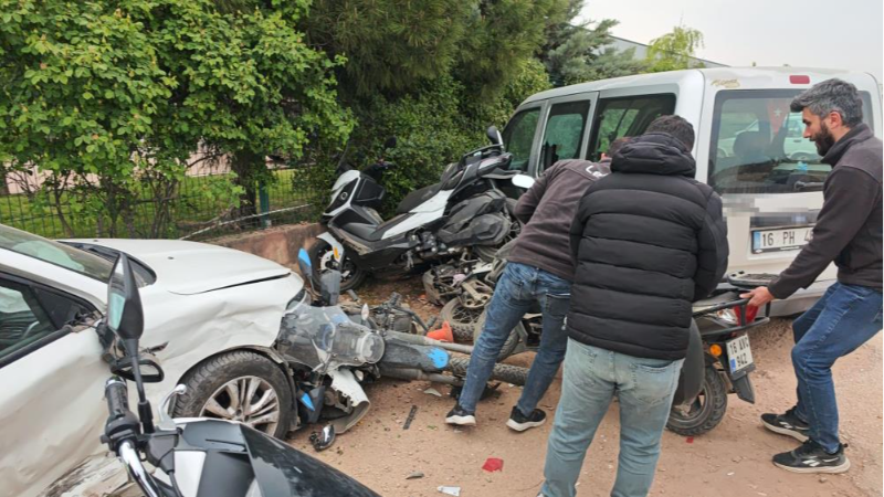 Bursa'da 3 otomobil ile 5 motosiklet birbirine girdi