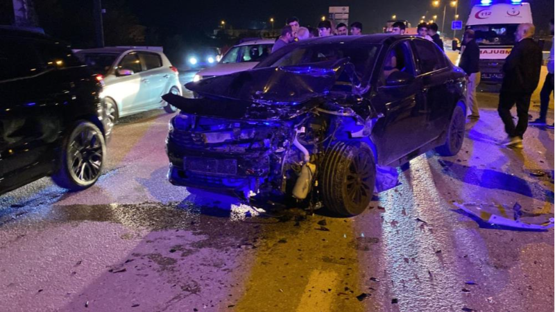 Bursa’da 5 araç birbirine girdi; 3 kişi yaralandı