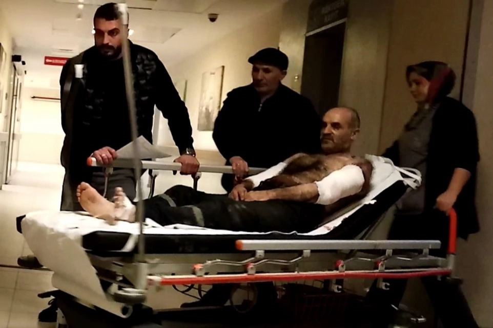 Bursa'da ağaç soyma makinesine kollarını kaptırdı