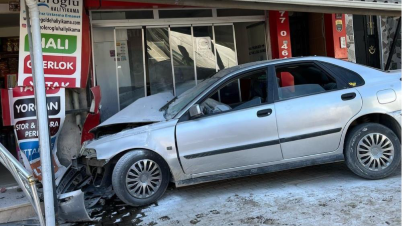 Bursa'da akılalmaz kaza; Dükkana daldı...