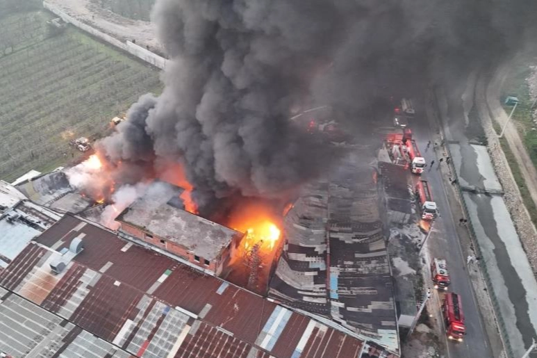 Bursa'da alevler yükseldi; 2 fabrika bu hale geldi