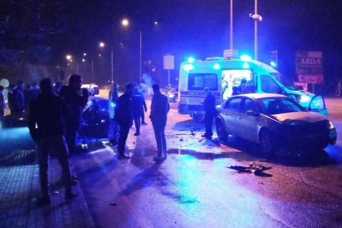 Bursa'da ambulansa yol vermek isterken kaza yaptılar