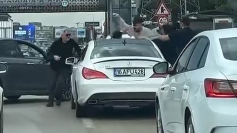 Bursa'da araçların üstünden atlayıp kavga ettiler