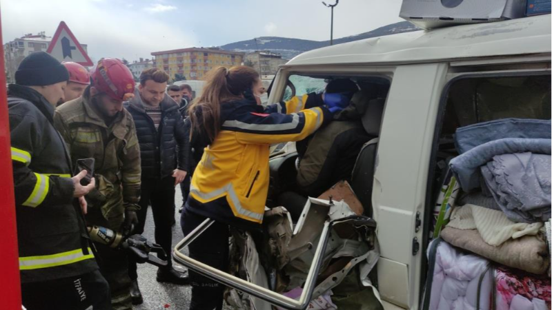 Bursa'da araçta sıkışan sürücünün zor anları!