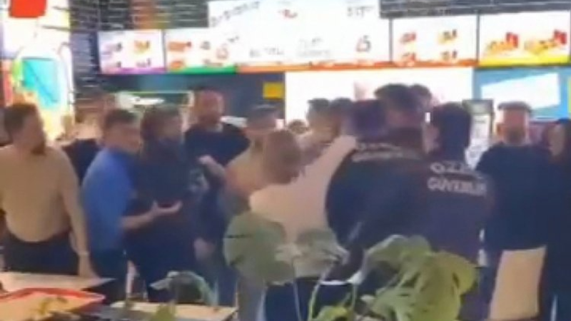 Bursa'da AVM'nin yemek katında gençler birbirine girdi