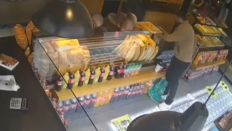 Bursa'da bağış kumbarasını bu kadar rahat çaldılar