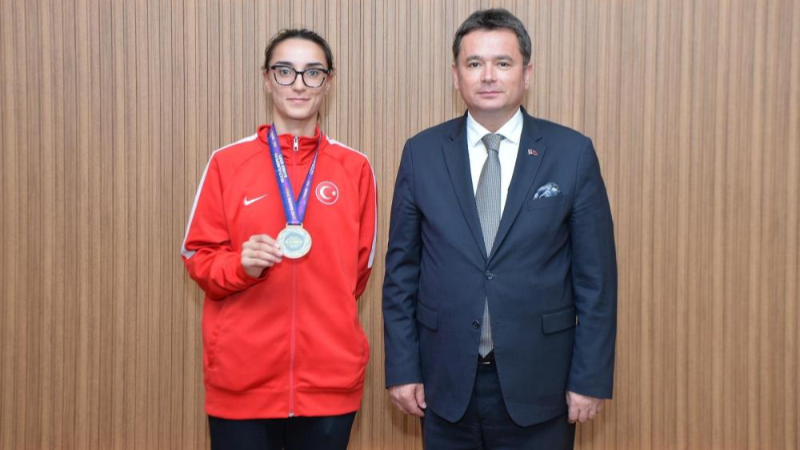 Bursa'da Başkan Erkan Aydın, şampiyonu kutladı