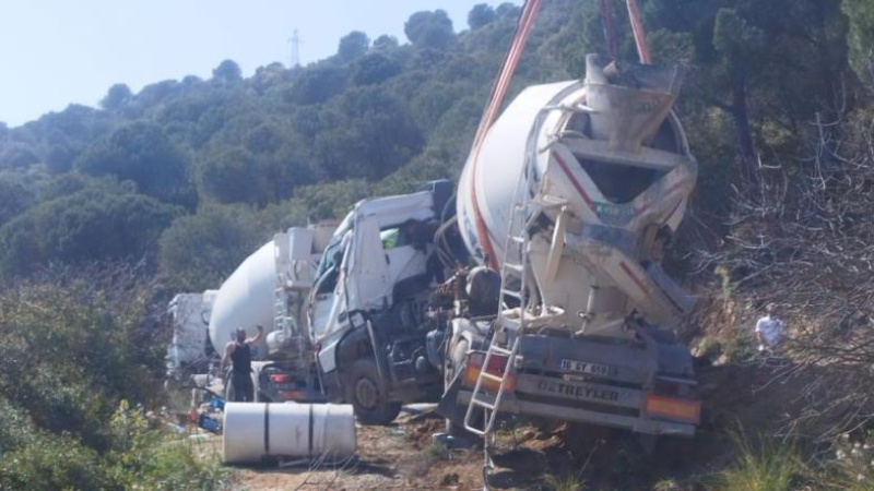 Bursa'da beton mikseri yan yattı, sürücü ağır yaralandı