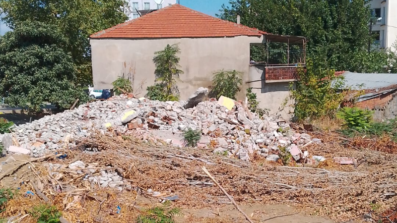 Bursa'da bir mahallenin isyanı; Müteahhit evleri yıktı, molozları bıraktı