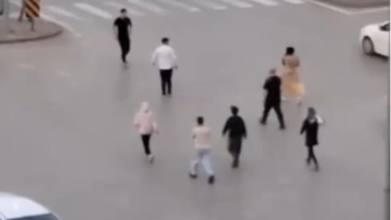 Bursa'da bu da oldu; Sürücü ve mendil satanlar birbirine girdi...