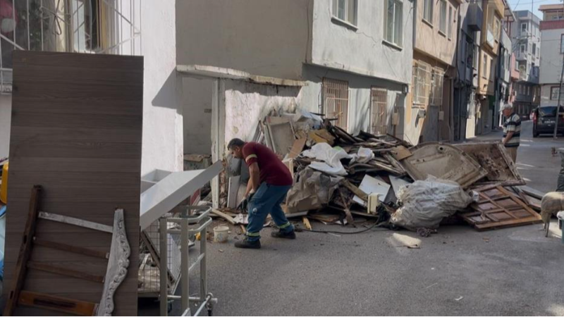 Bursa'da bu evden 3 kamyon dolusu çöp çıktı!