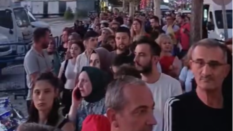 Bursa'da bu ne kuyruğu? Vatandaş çileden çıktı...