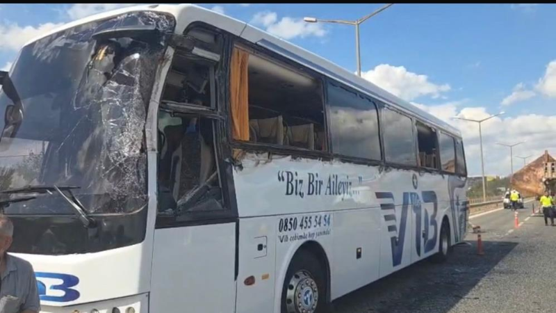 Bursa'da büyük panik; Yolcu otobüsü, tıra çarptı...