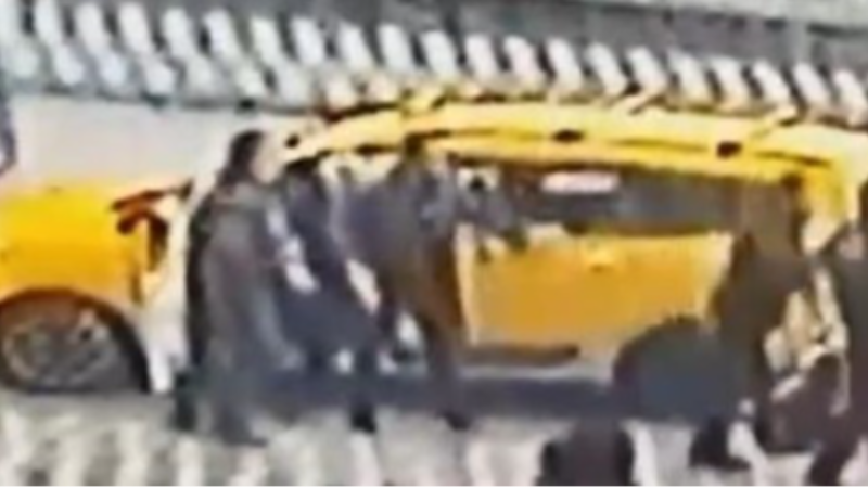 Bursa'da cadde ortasında birbirlerine girdiler