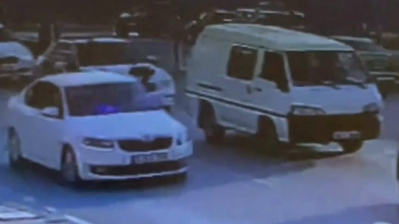 Bursa'da çakarlı araç skandalı; Havaya ateş açtılar...