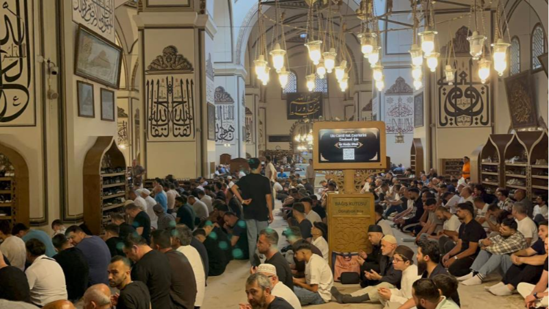 Bursa'da camiler doldu taştı; Ulu Cami'ye akın ettiler...