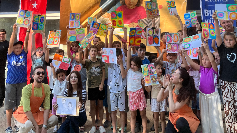 Bursa'da çocuklar Gezici Sanat Atölyesi ile keyifli bir gün geçirdi