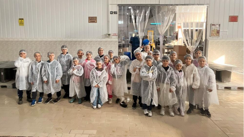 Bursa'da çocuklar kestane şekeri üretimini inceledi