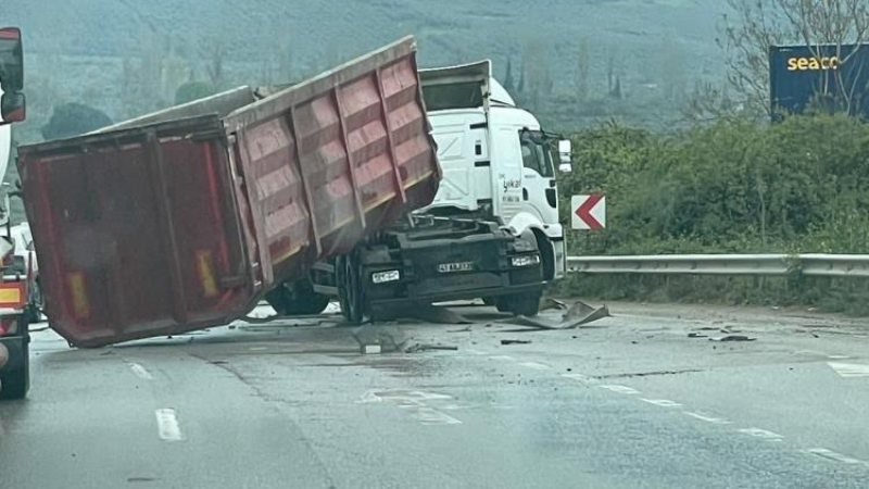 Bursa'da damperi açılan tır üst geçide çarpıp bu hale geldi
