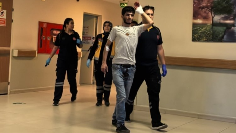 Bursa'da demir keserken kendini kesti