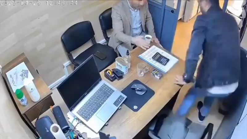 Bursa'da depremde kendini dışarı attı, çayını da bırakmadı...